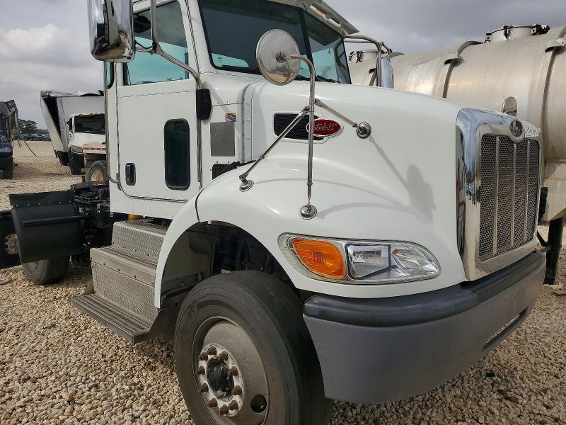 2017 Peterbilt 348 Semi Truck