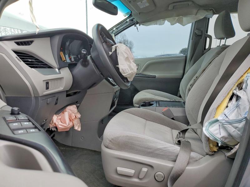 2015 Toyota Sienna le 8 Passenger
