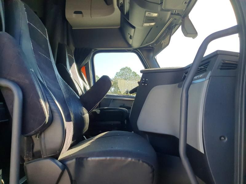 2018 Freightliner Cascadia 126