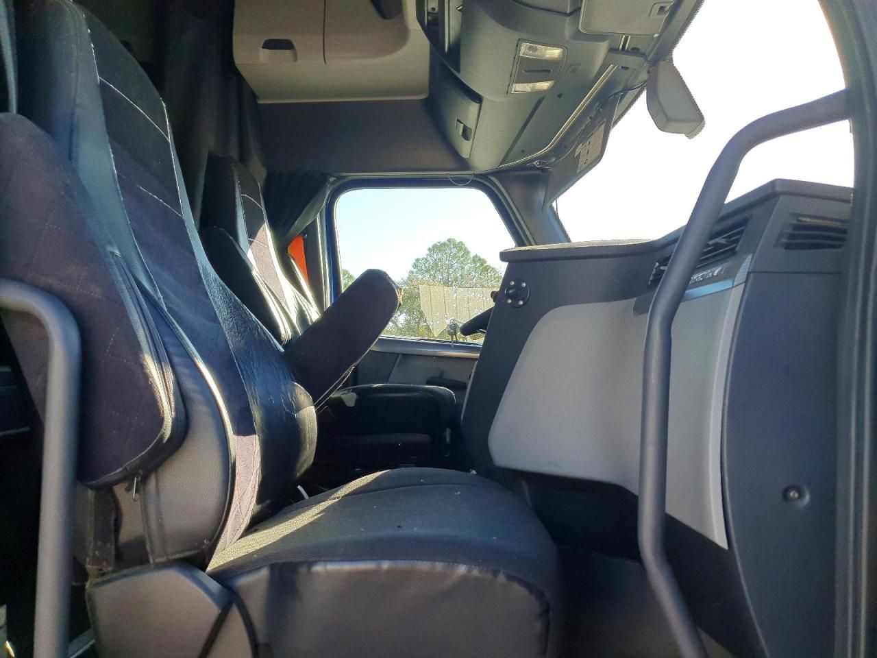 2018 Freightliner Cascadia 126