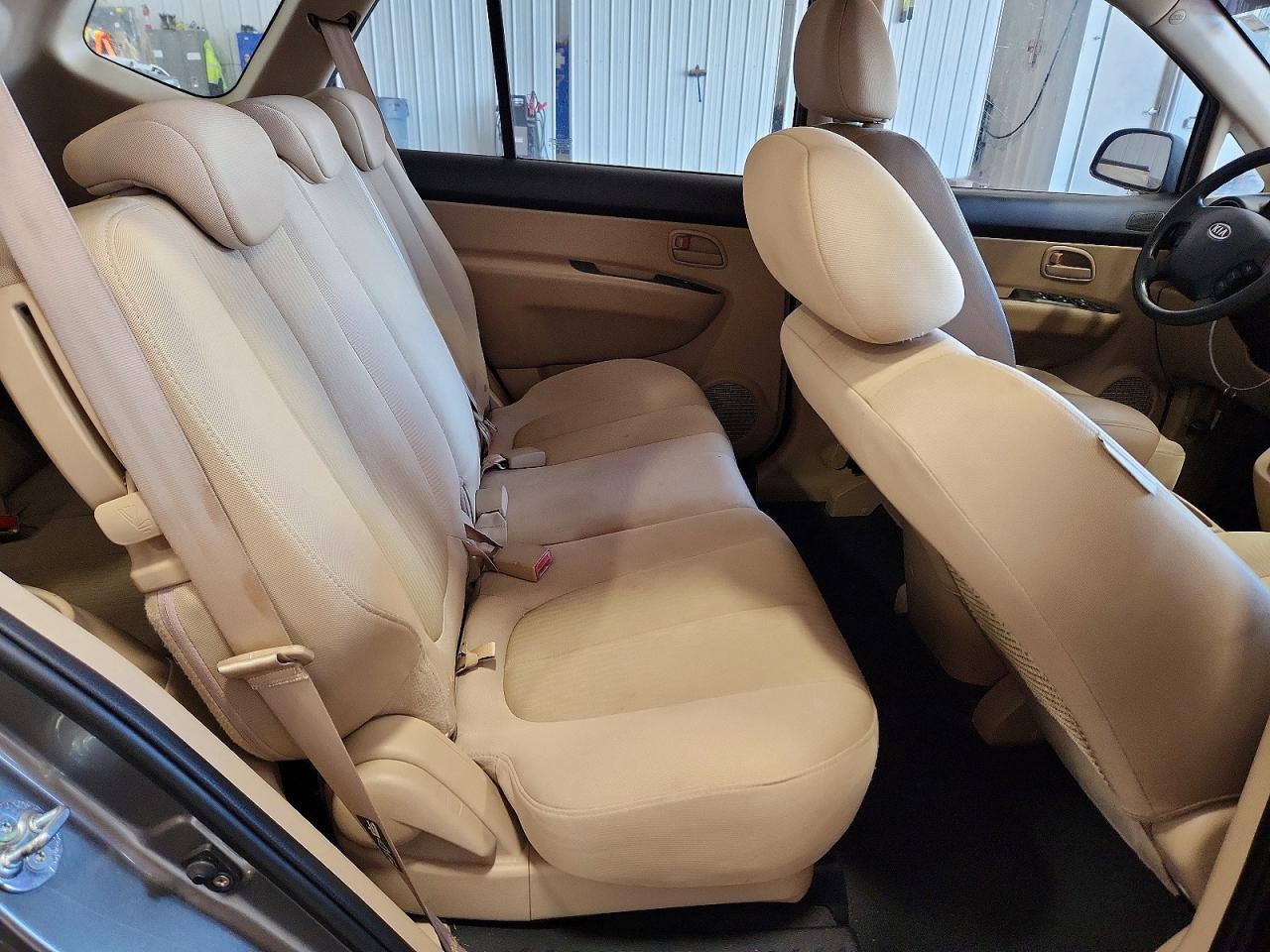 2009 KIA Rondo Base