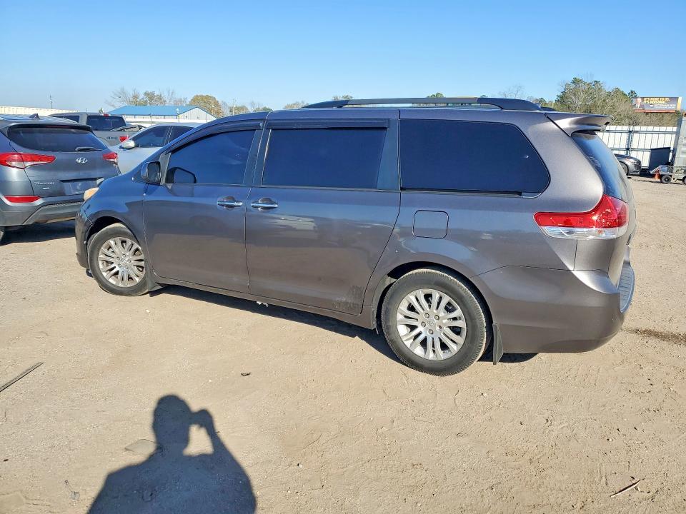 2011 Toyota Sienna xle 8-passenger