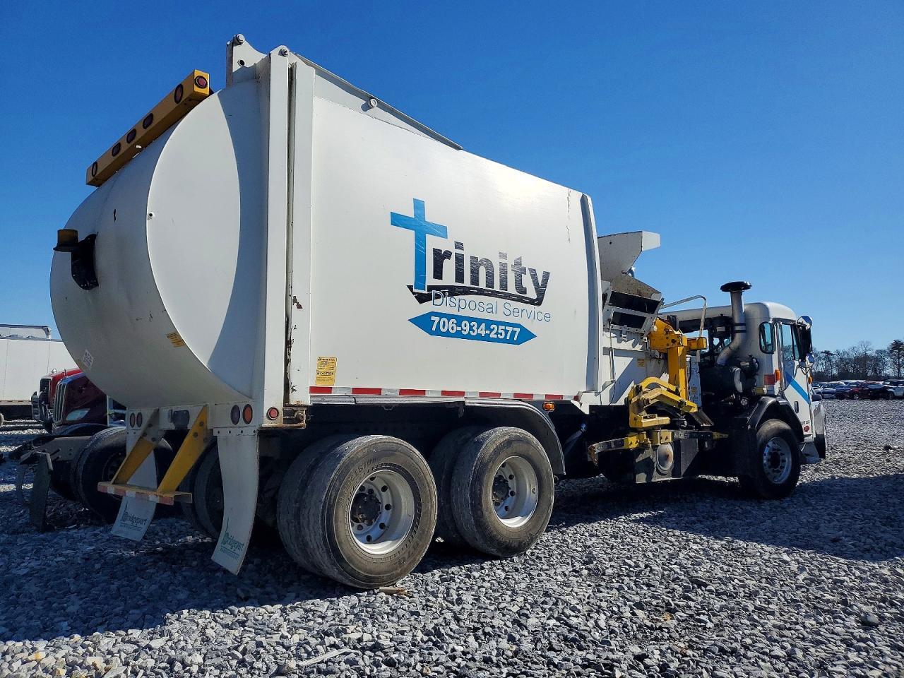 2022 Peterbilt 520 Refuse Truck