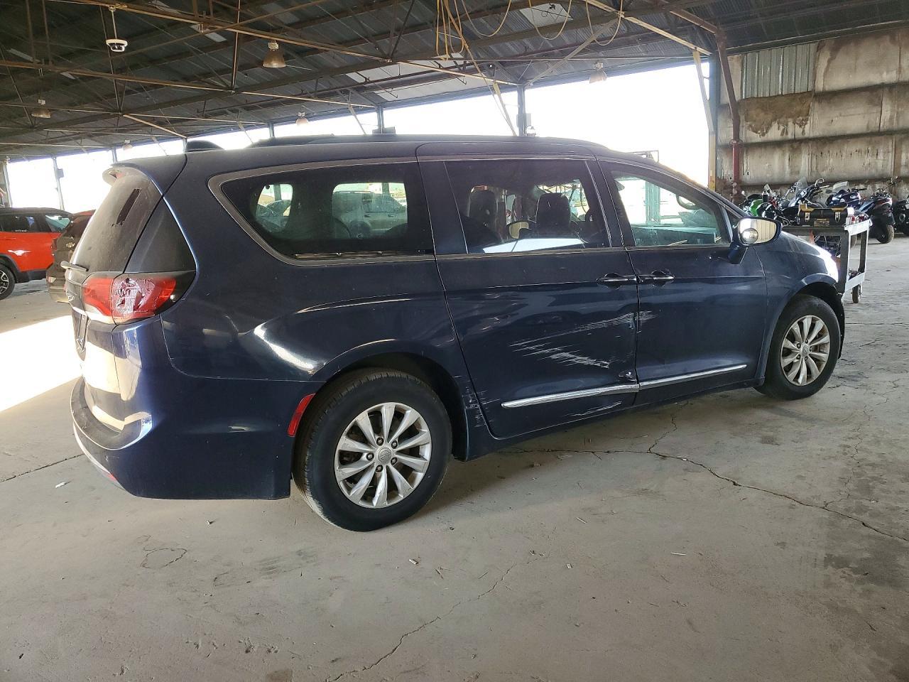 2017 Chrysler Pacifica Touring l