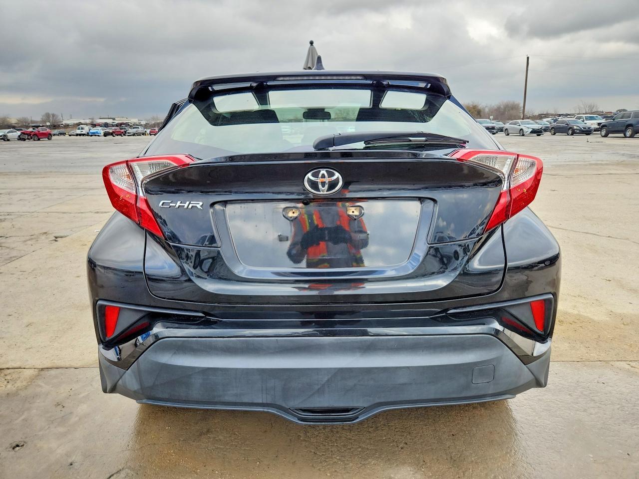 2021 Toyota C-hr le