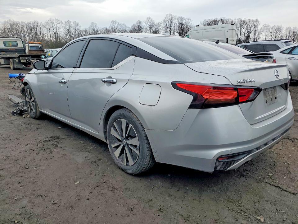 2020 Niss Altima