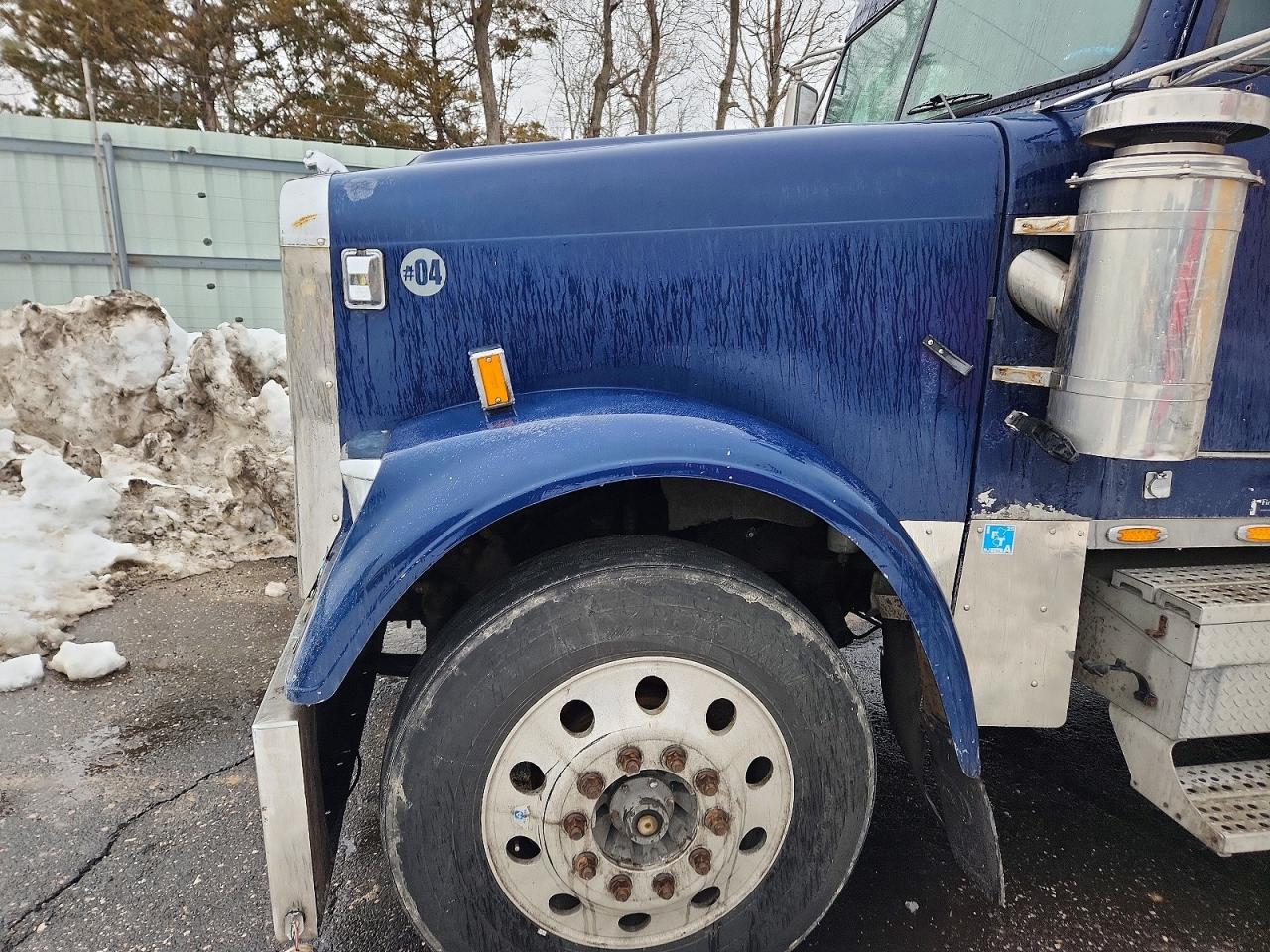 2000 Freigliner 2000 Freightliner Convention Semi Truck