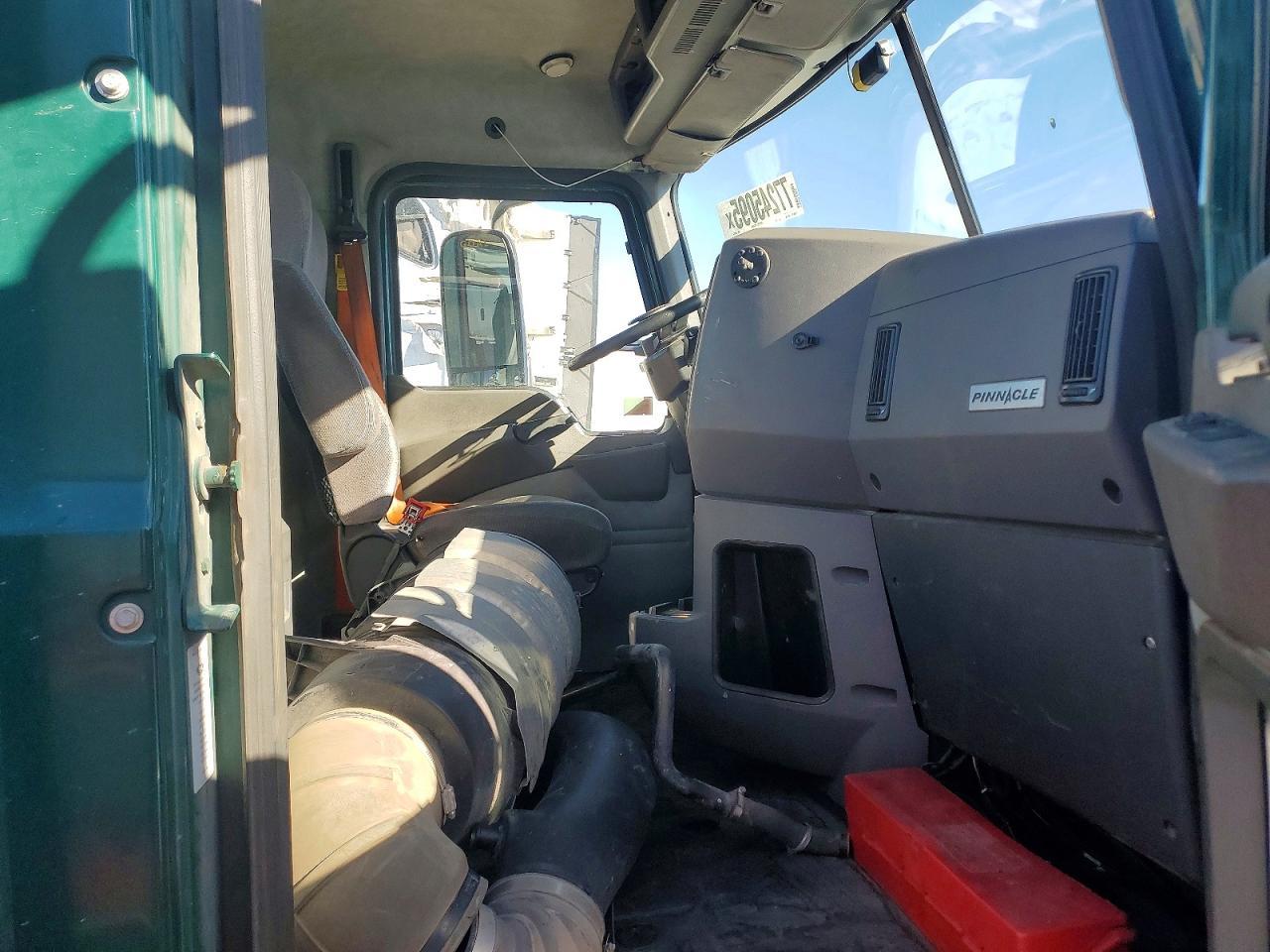 2017 Mack CXU613 Semi Truck