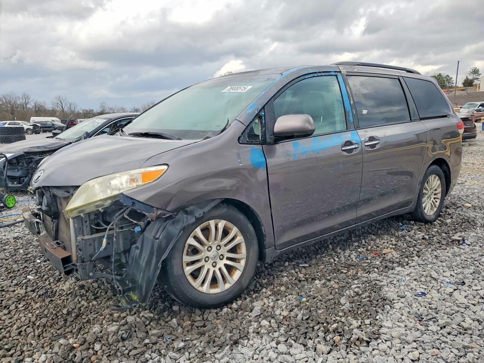 2014 Toyota Sienna xle 8-passenger