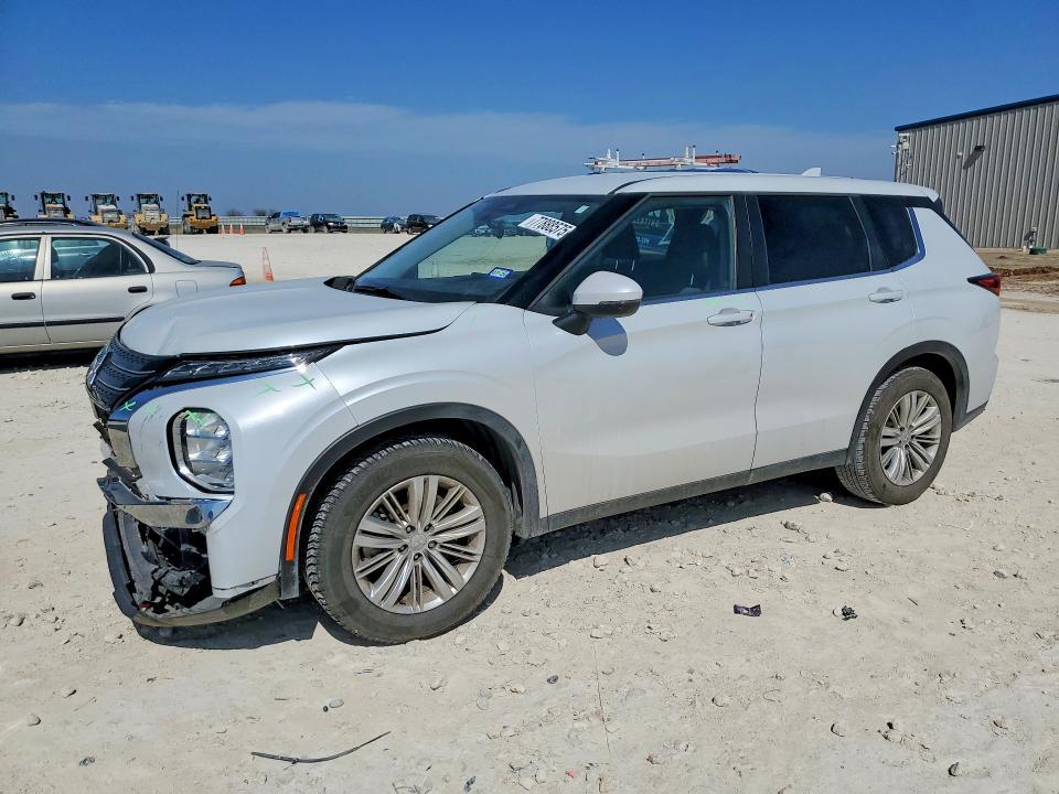 2023 Mitsubishi Outlander es