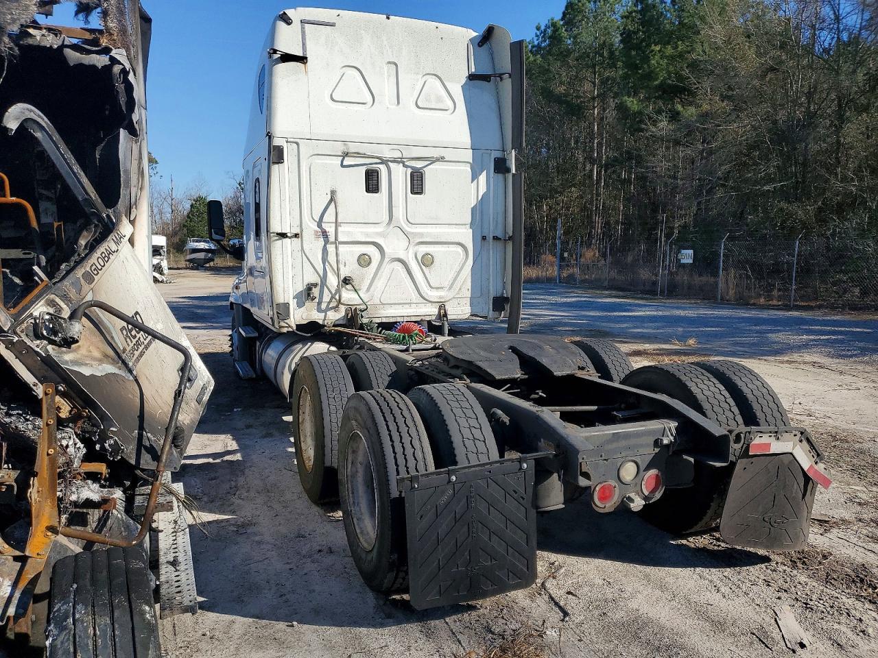 2014 Freightliner Cascadia Semi Truck