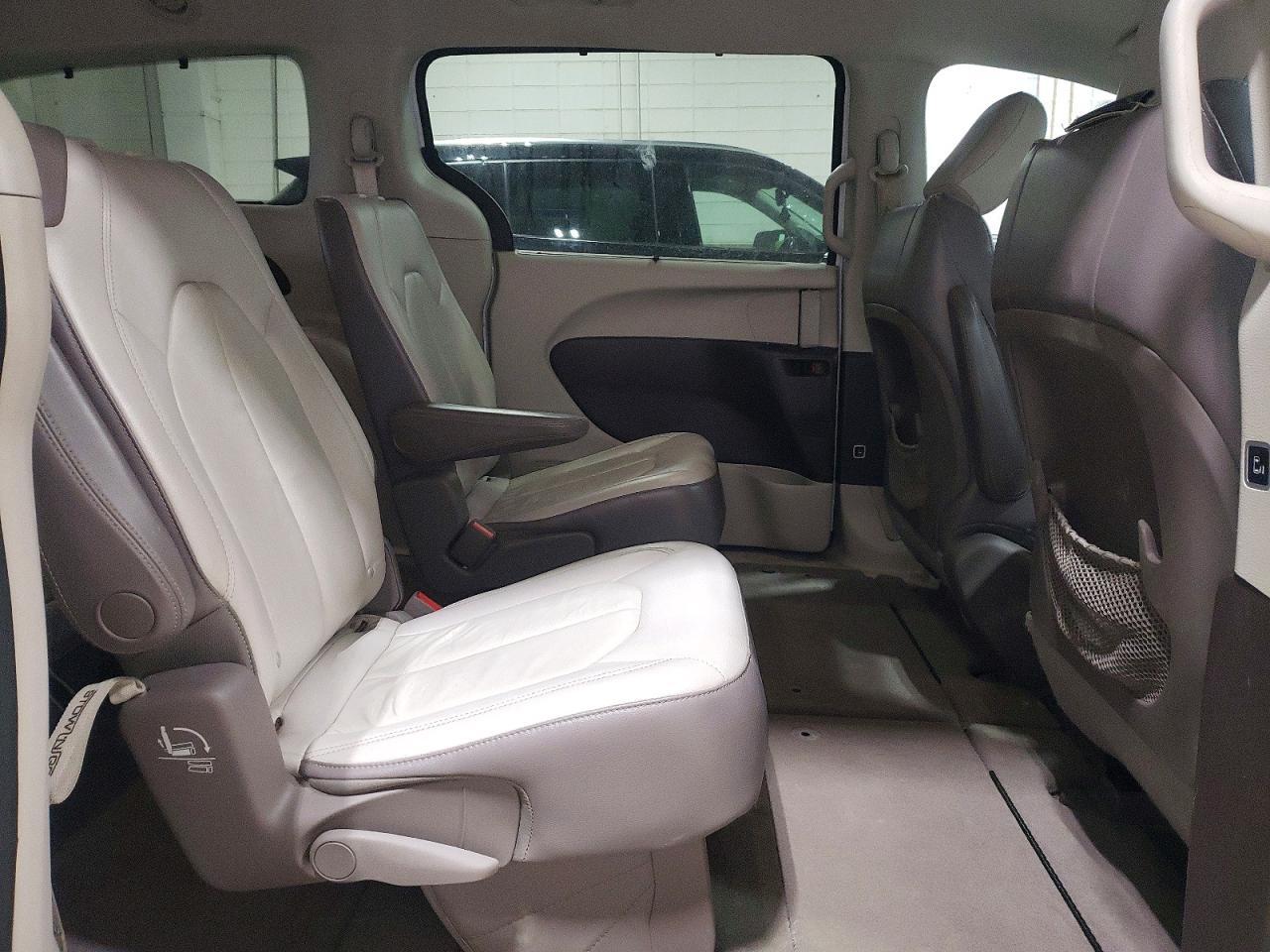 2017 Chrysler Pacifica Touring l