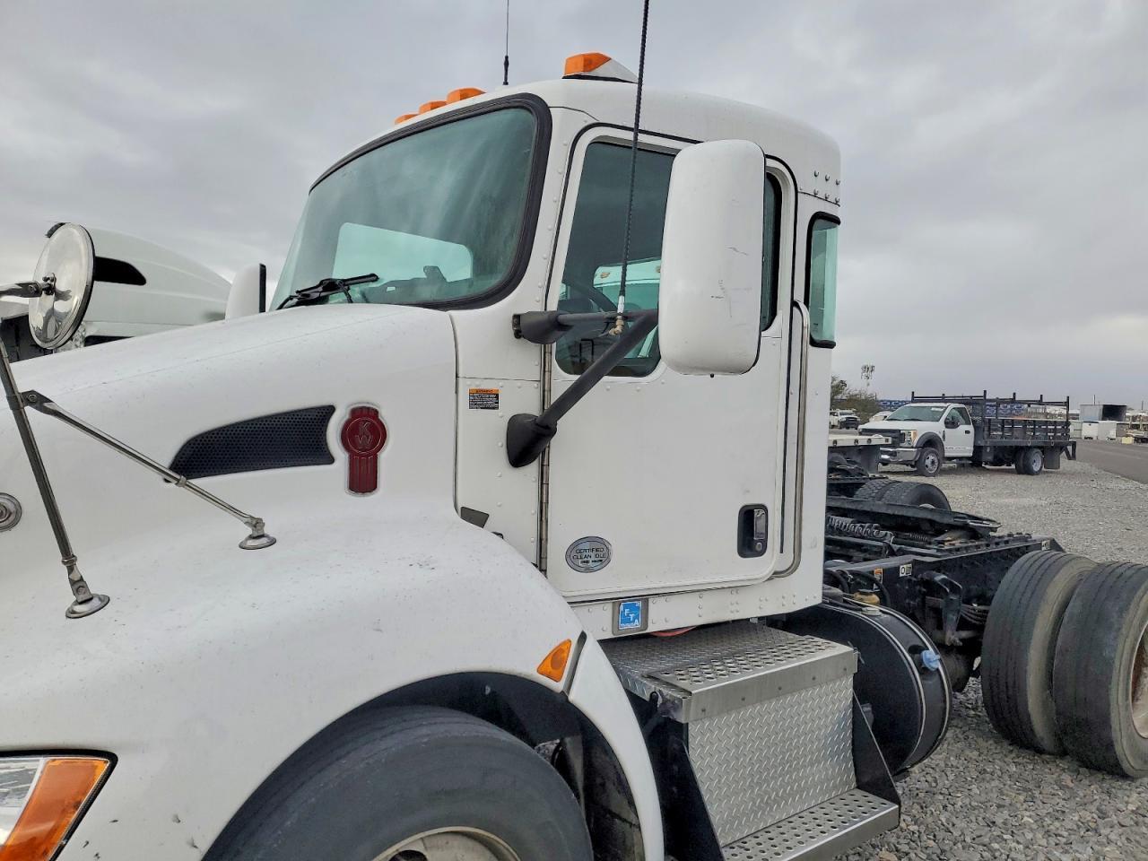 2015 Kenworth T300 Semi Truck