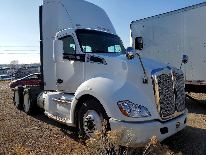 2014 Kenworth T680 Semi Truck