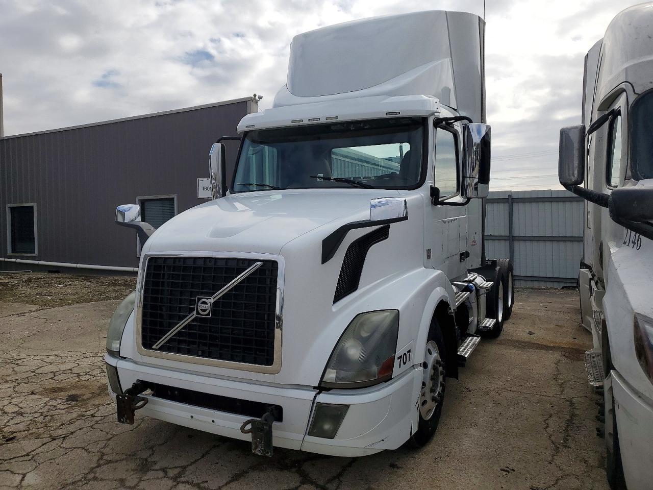 2016 Volvo VNL 670 Semi Truck