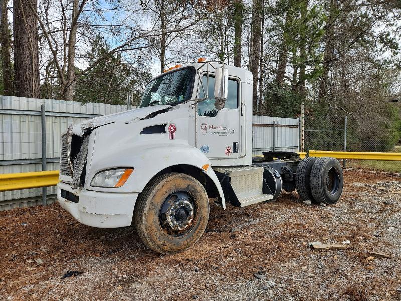 2019 Kenworth T330 Semi Truck