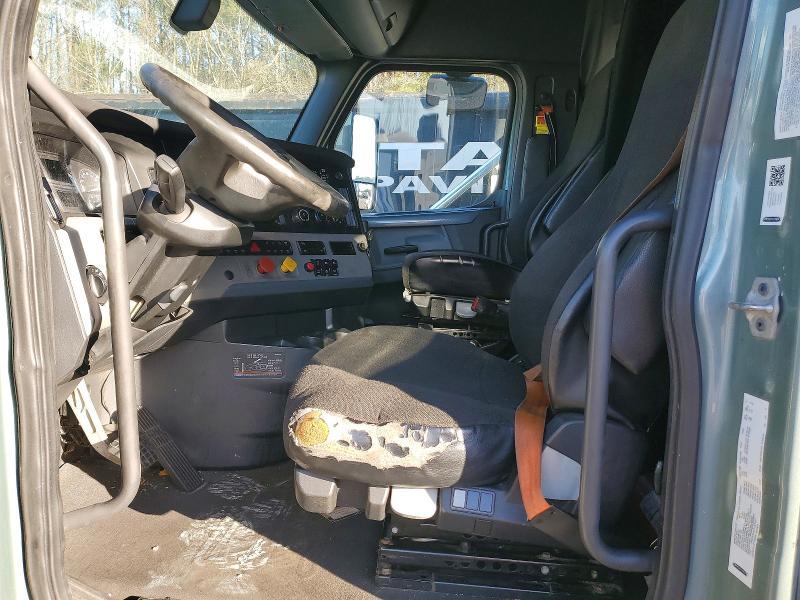 2018 Freightliner Cascadia 126 Semi Truck