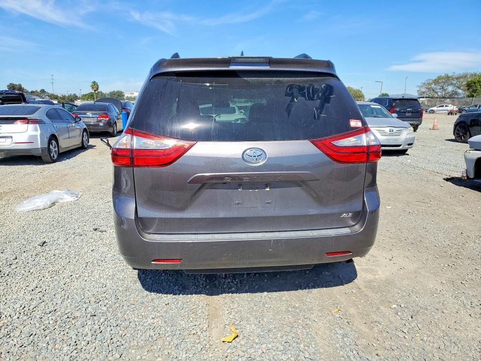 2018 Toyota Sienna xle 8-passenger