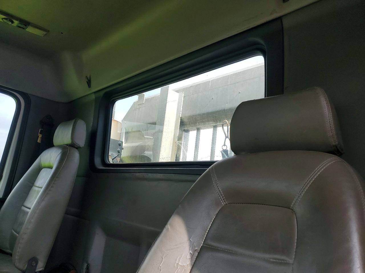 1999 Volvo VN Semi Truck