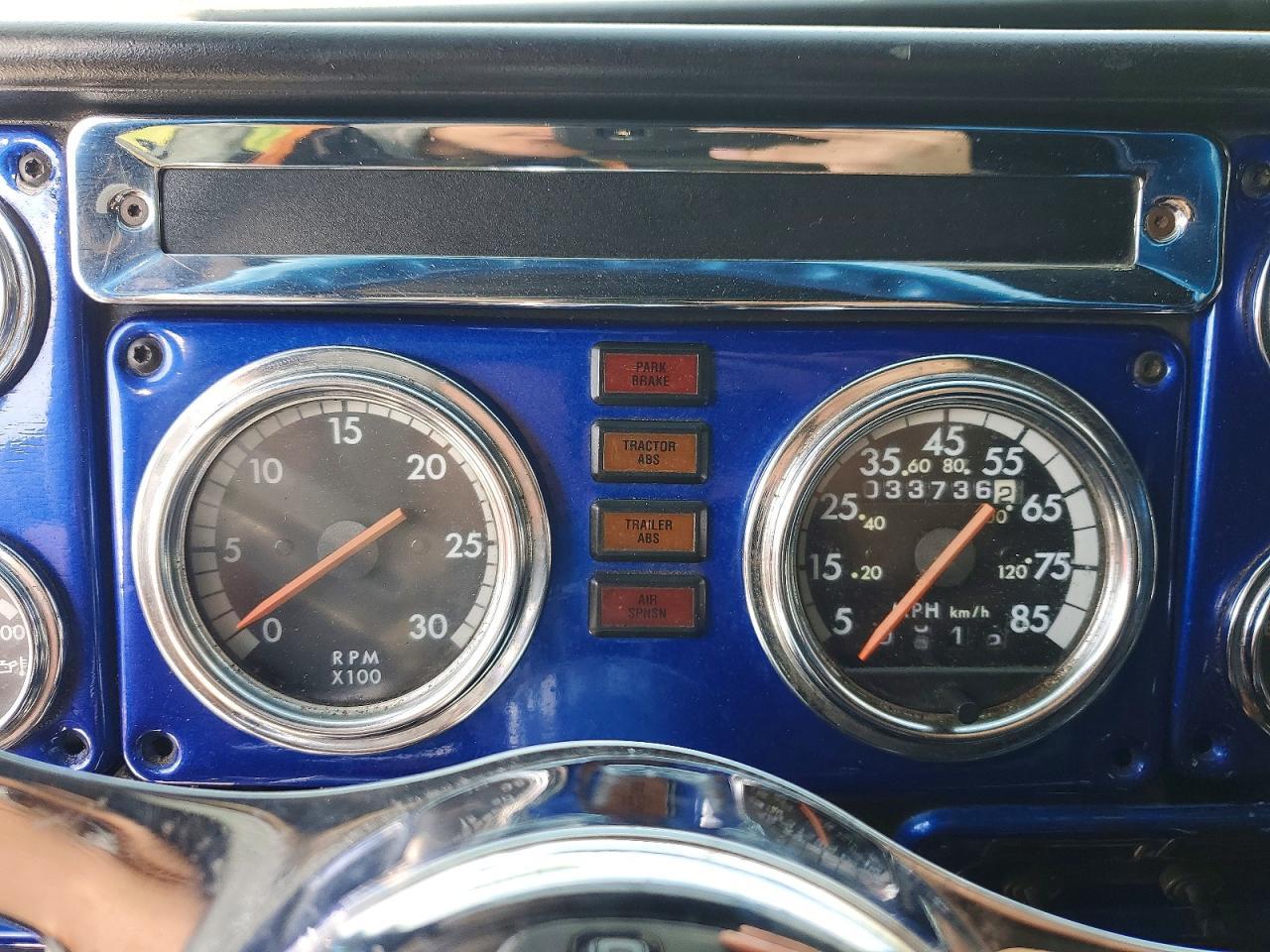 2000 Freigliner 2000 Freightliner Convention Semi Truck
