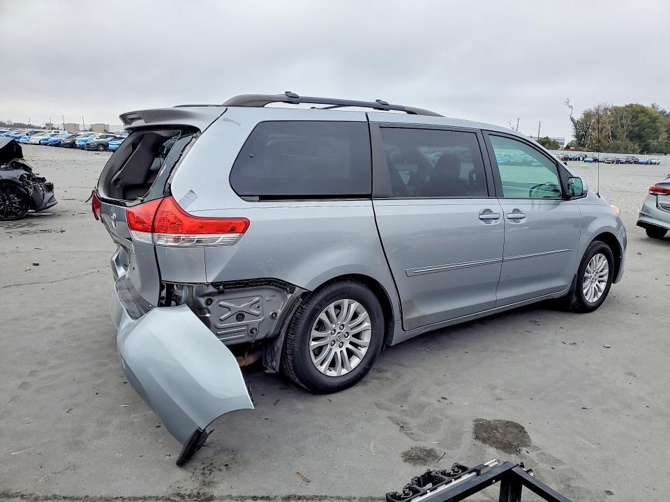 2013 Toyota Sienna xle 8-passenger