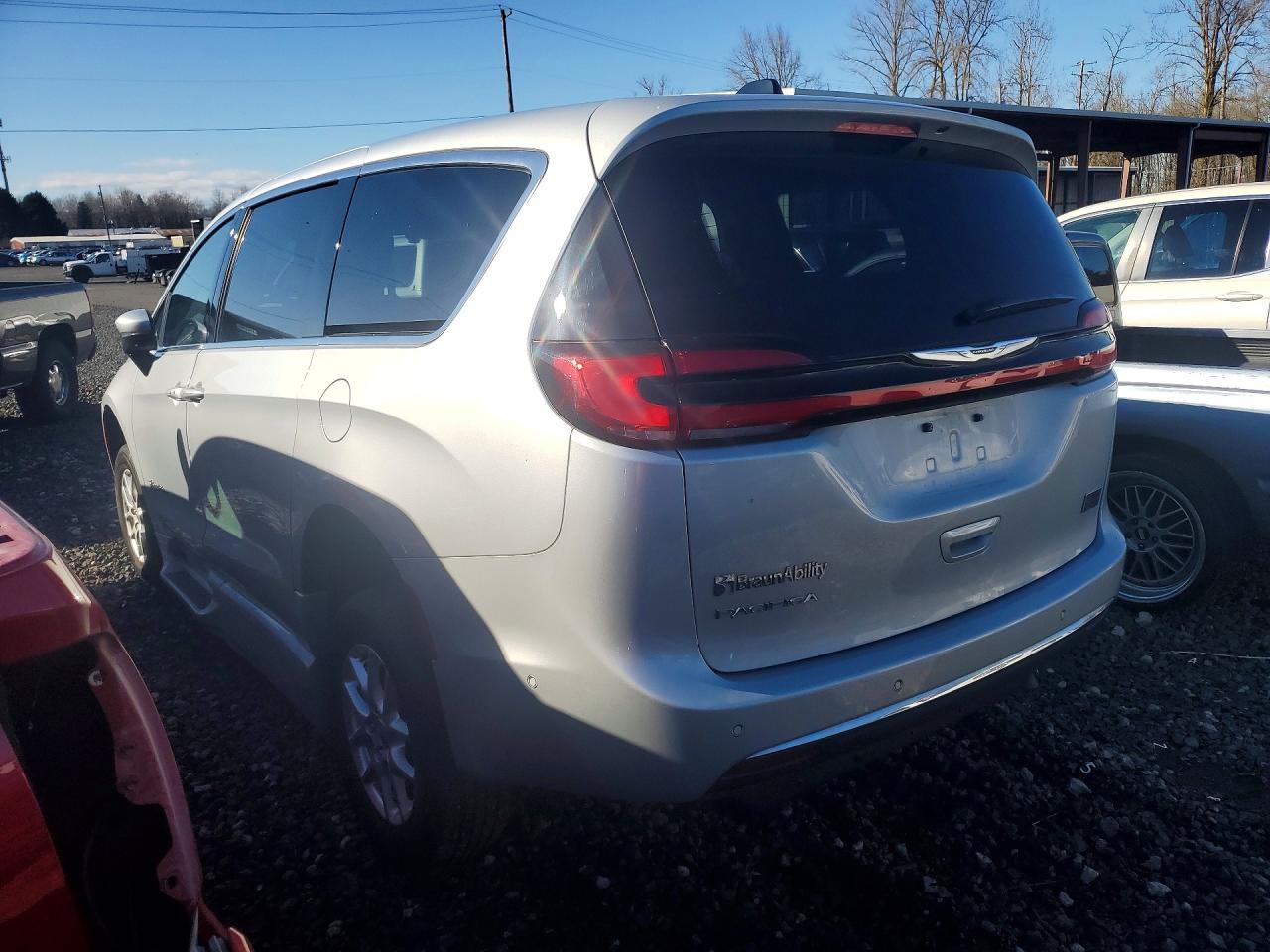 2023 Chrysler Pacifica Touring l