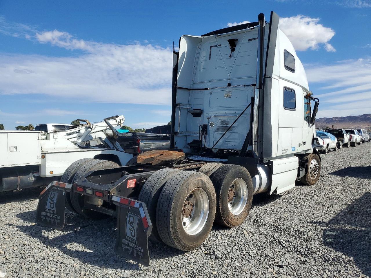 2013 Volvo VNL Semi Truck