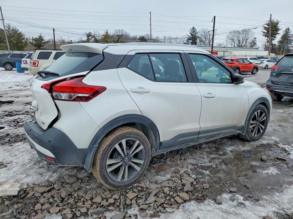 2020 Nissan Kicks sr