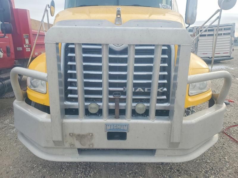 2018 Mack CXU613 Semi Truck