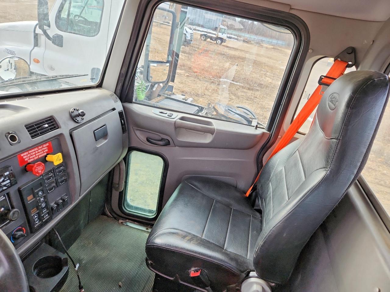 2017 Peterbilt 348 Semi Truck