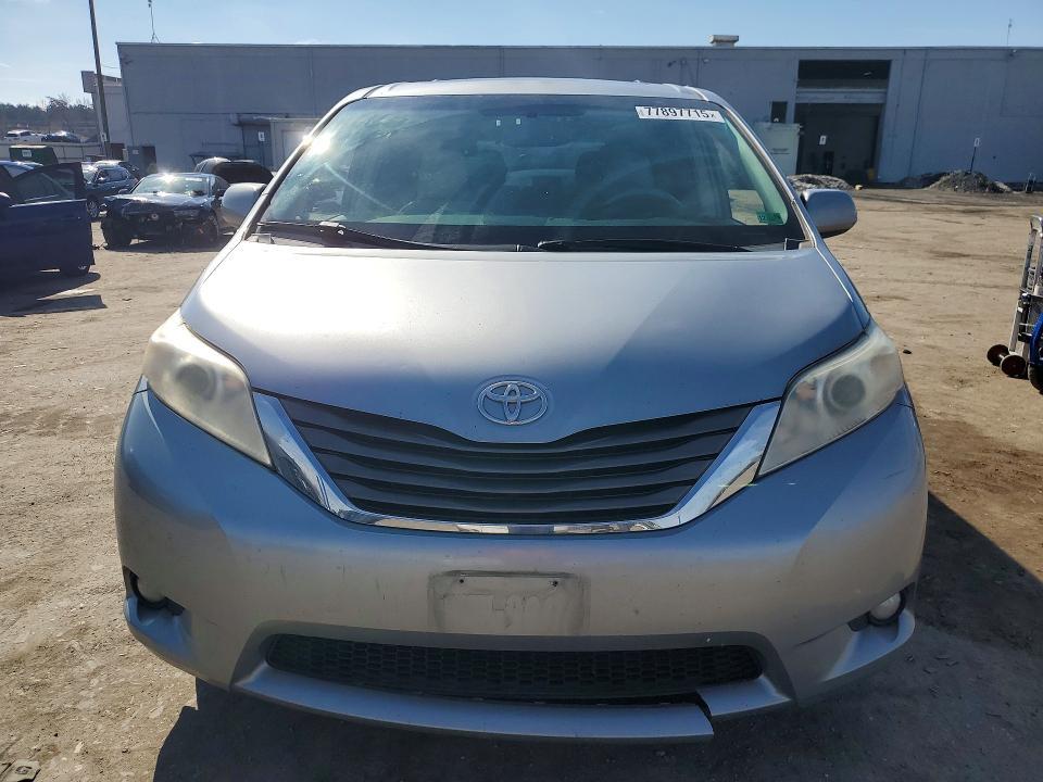 2011 Toyota Sienna xle 8-passenger