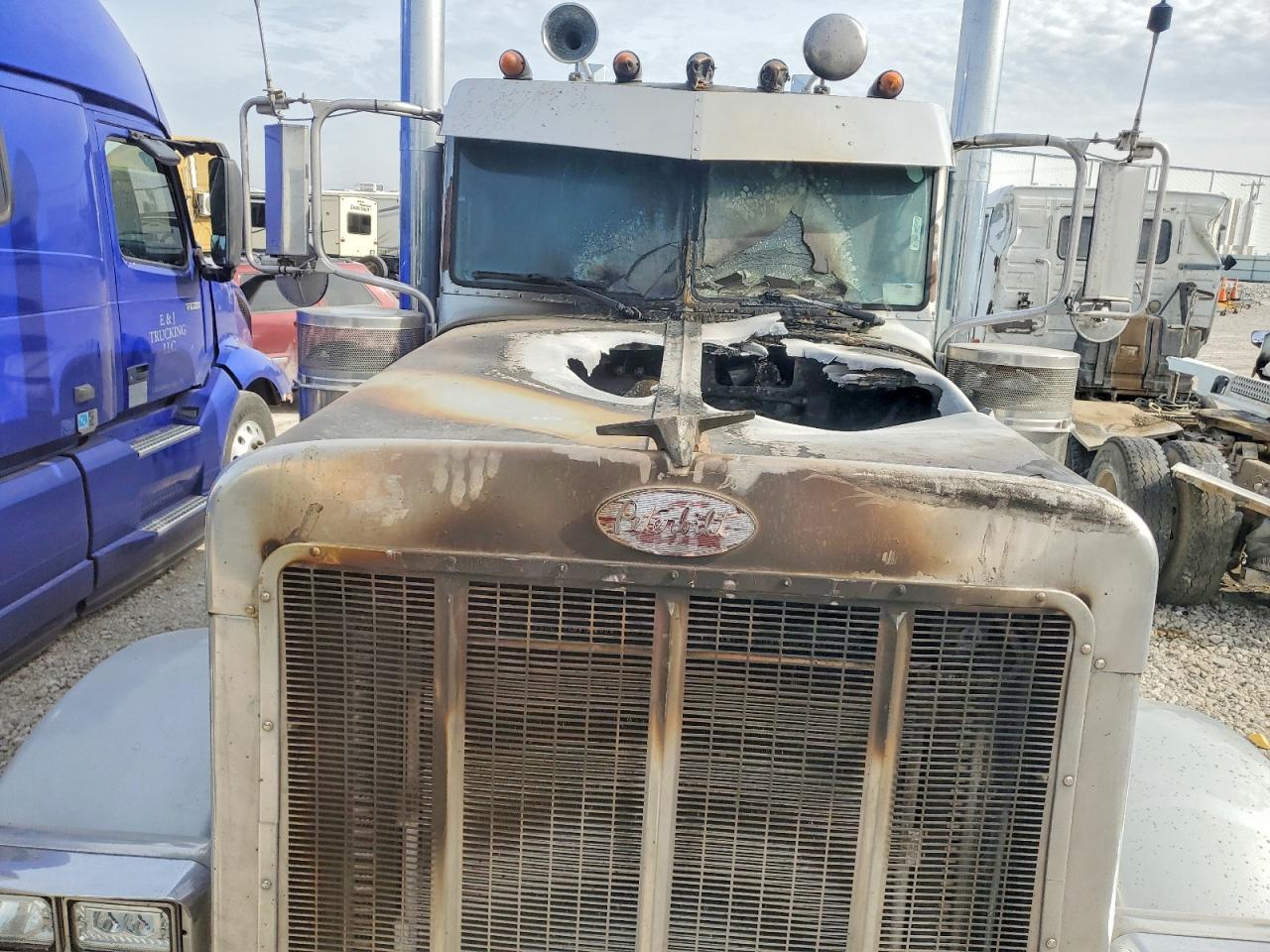 2006 Peterbilt 2006 Pntw 379-Semi Truck