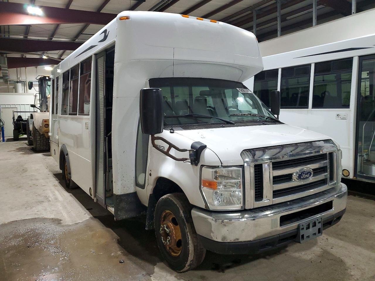 2016 Ford Econoline E350 Super Duty Cutaway Van