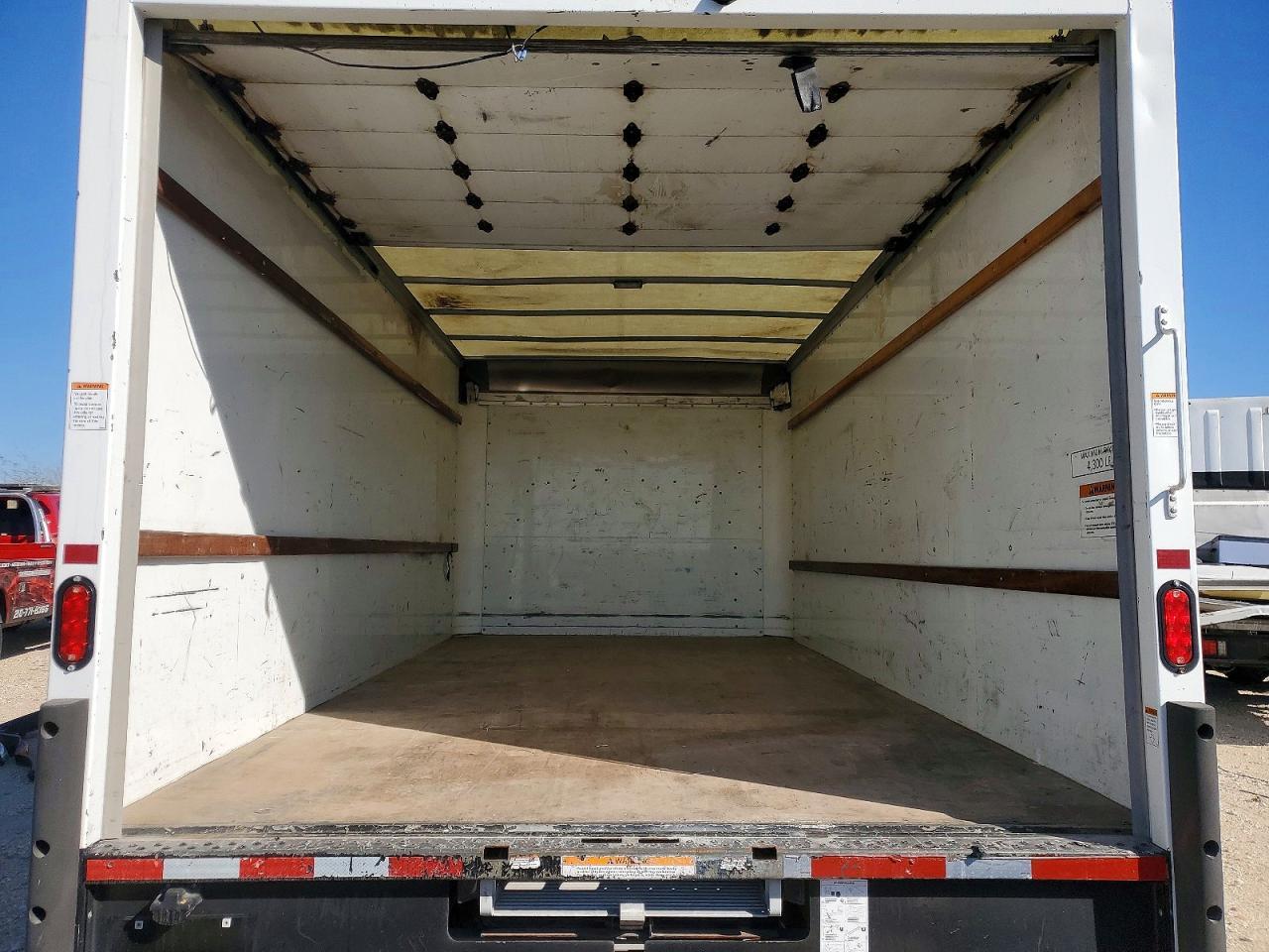 2022 GMC Savana BOX Truck