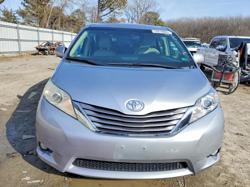 2017 Toyota Sienna xle Premium 8-passenger