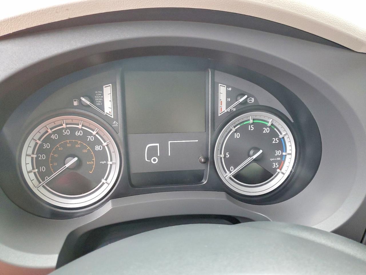 2015 Peterbilt 220 BOX Truck