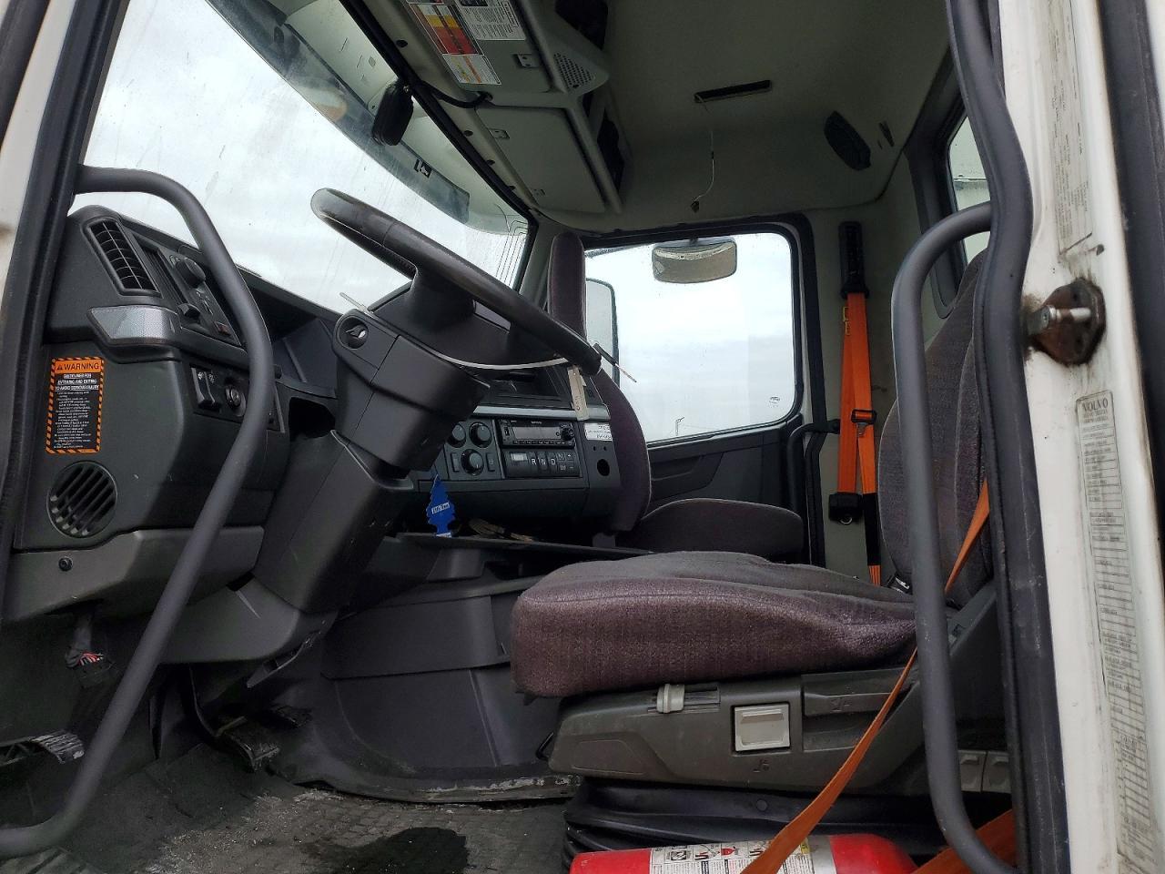 2022 Volvo VNR Semi Truck