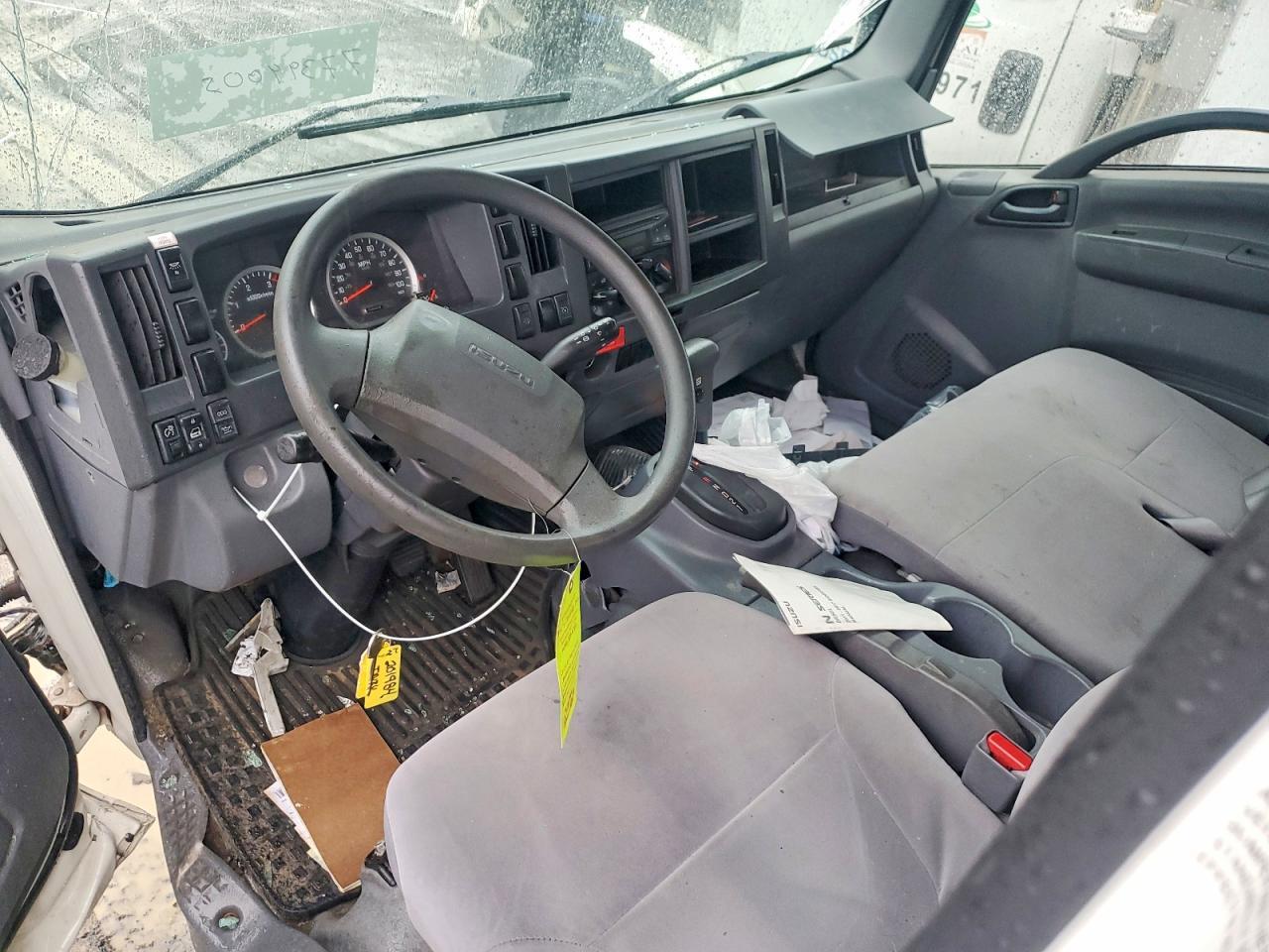 2017 Isuzu NRR BOX Truck