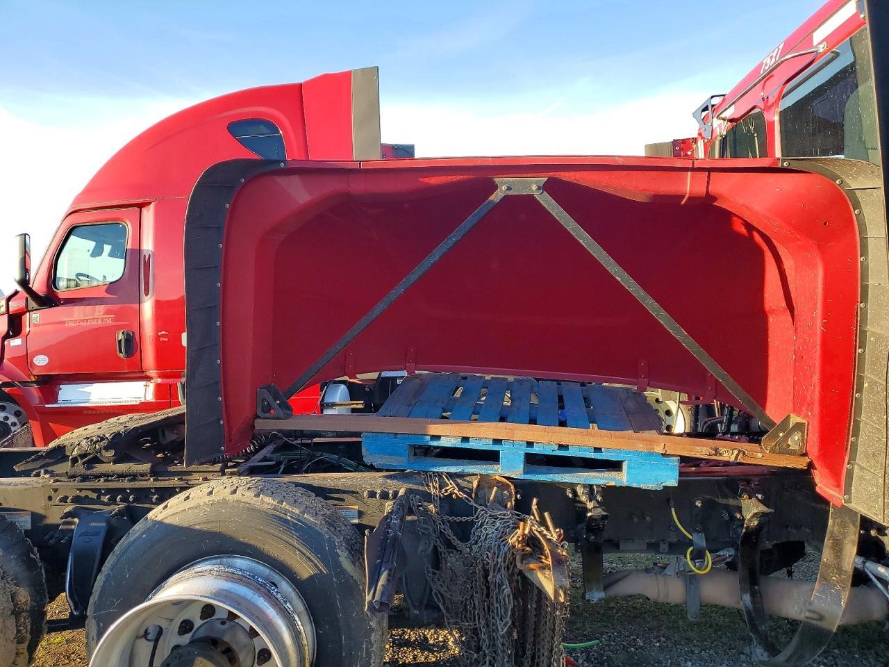 2020 Freigliner Cascadia 126