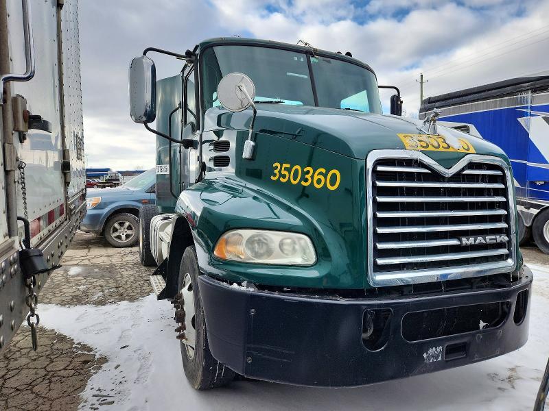 2016 Mack CXU613 Semi Truck