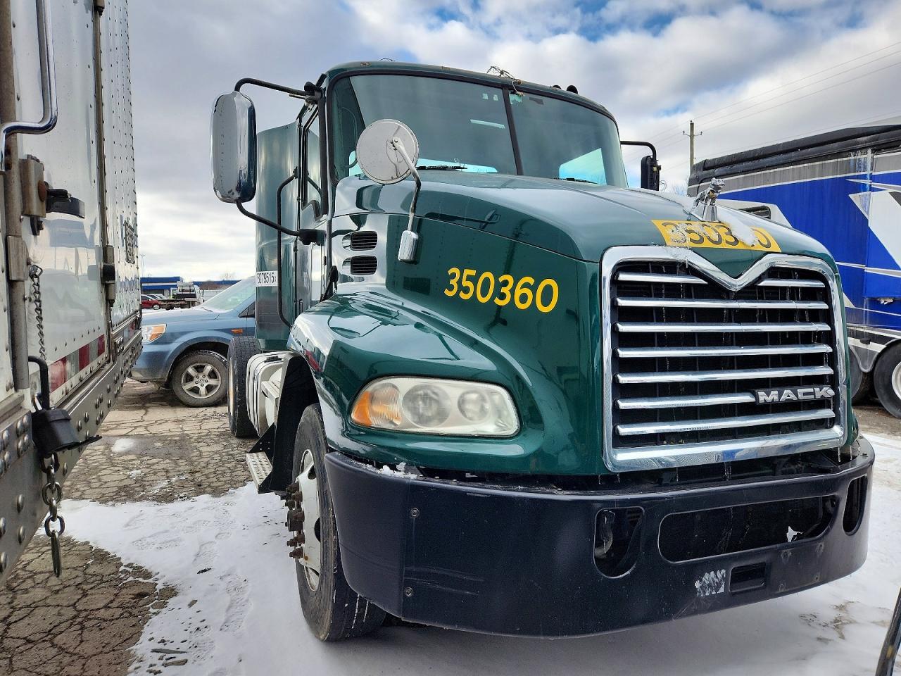 2016 Mack CXU613 Semi Truck