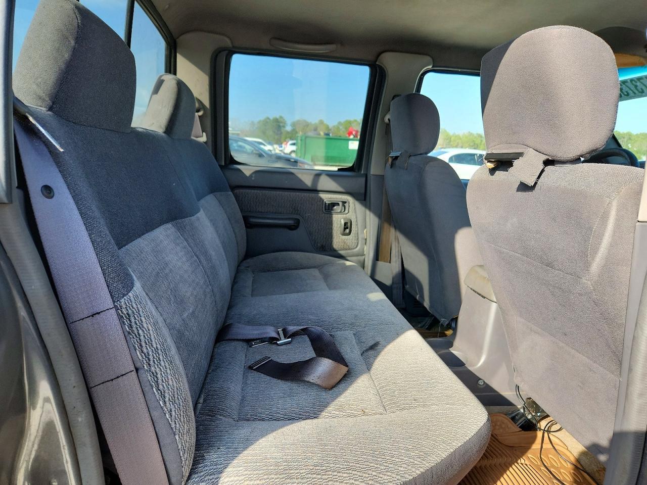 2000 Nissan Frontier Crew Cab XE