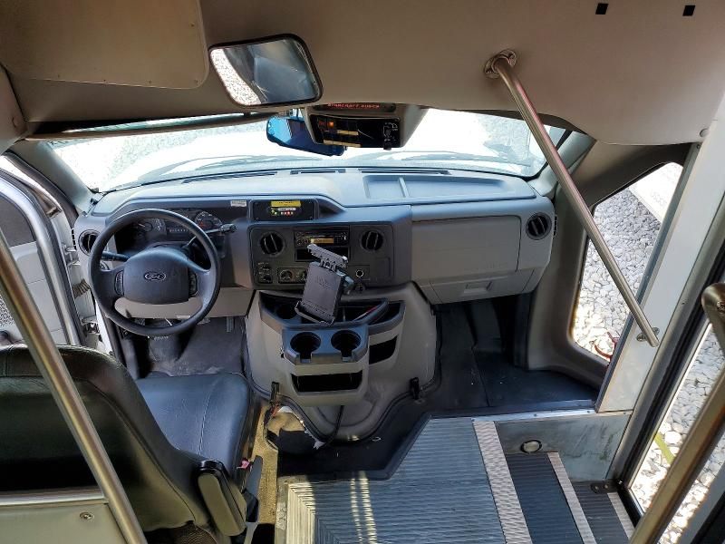 2012 Ford Econoline E350 Super Duty Cutaway Van