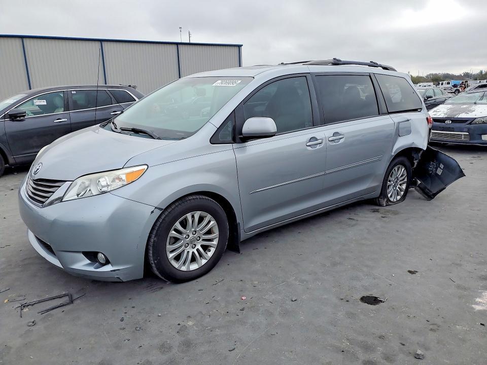 2013 Toyota Sienna xle 8-passenger