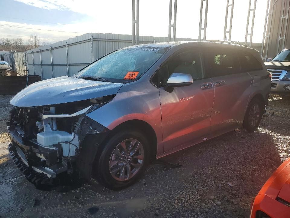 2025 Toyota Sienna xle 8-passenger