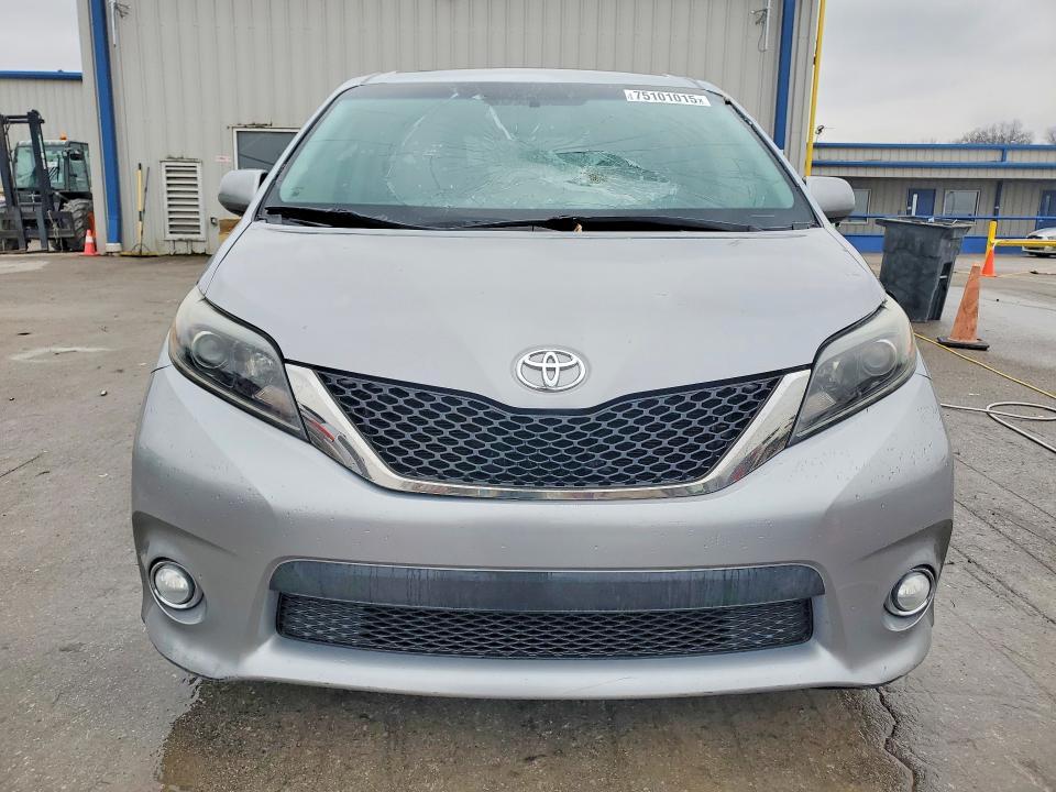 2016 Toyota Sienna se
