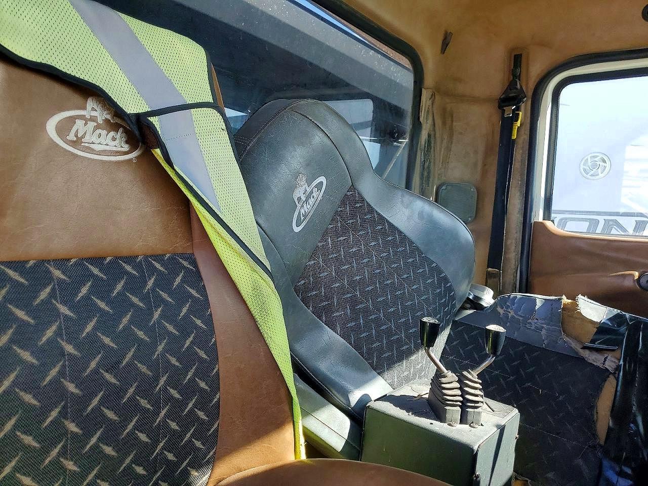 2018 Mack 800 GU800-Semi Truck