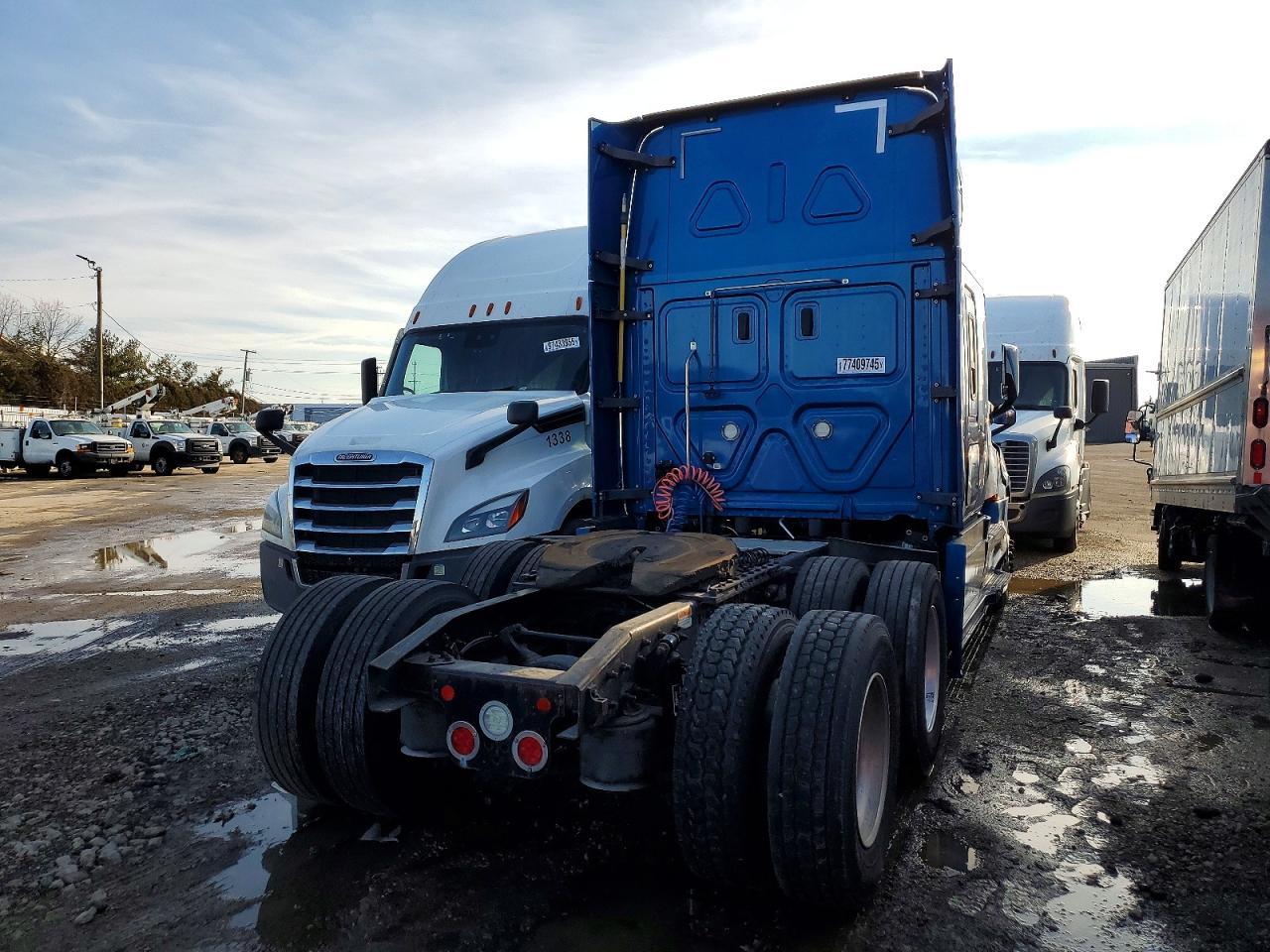 2020 Freigliner Cascadia 126