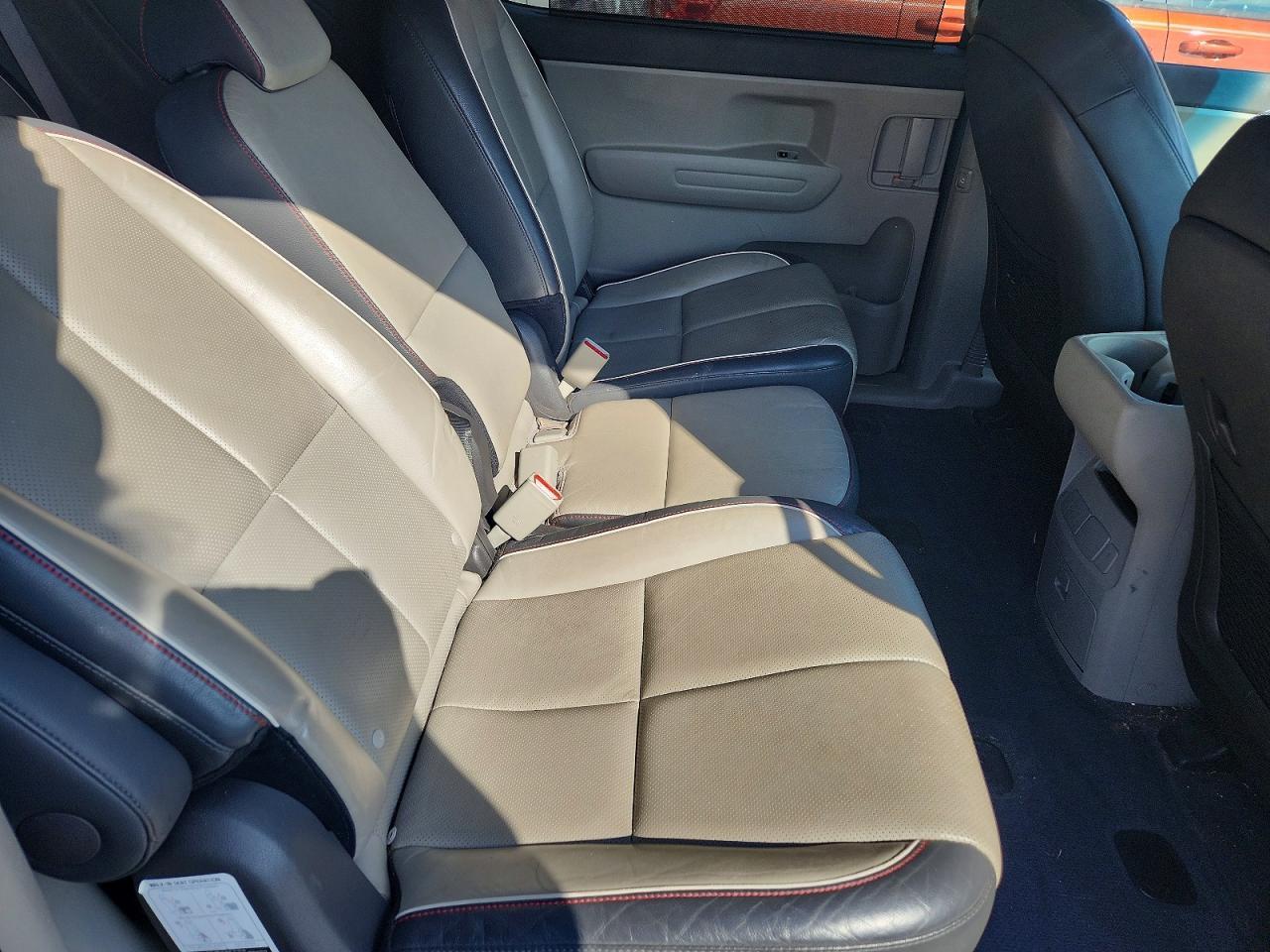 2017 KIA Sedona lx