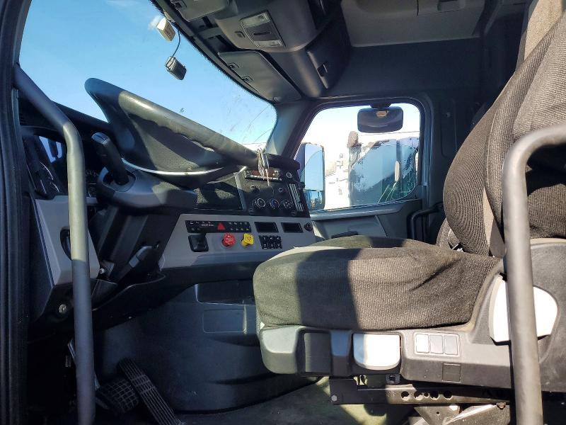 2022 Freigliner Cascadia 126